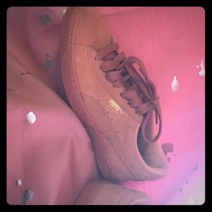 Size 7 puma sneakers they are peachy pink colored